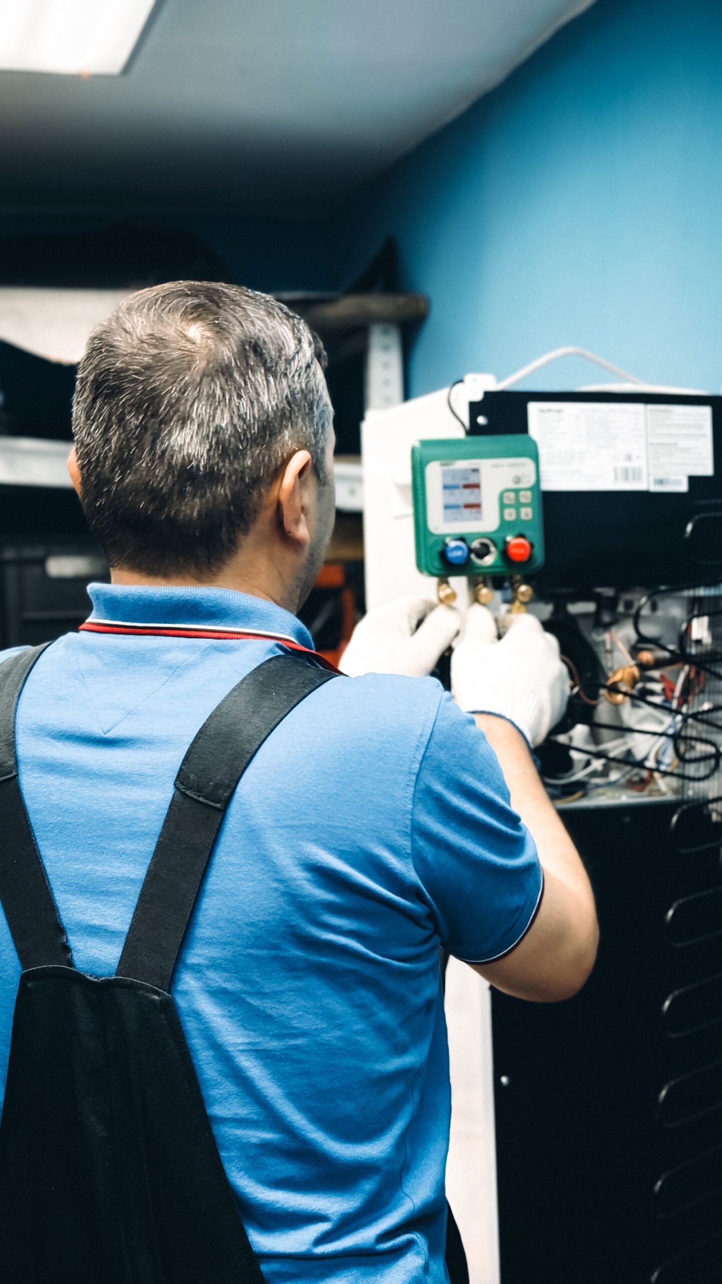 Tecnico durante la manutenzione di un impianto di climatizzazione