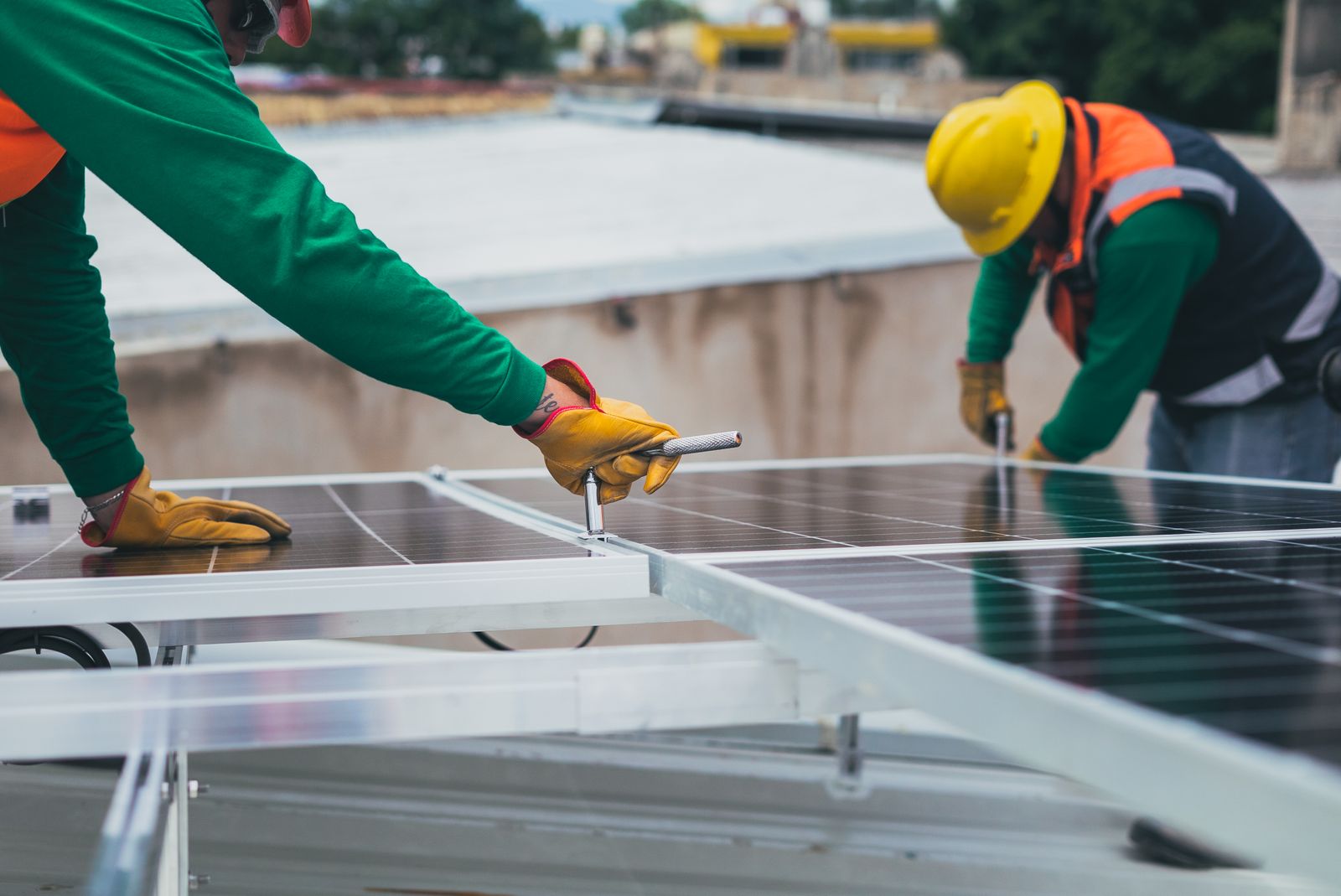 Tecnici durante l’installazione di pannelli fotovoltaici